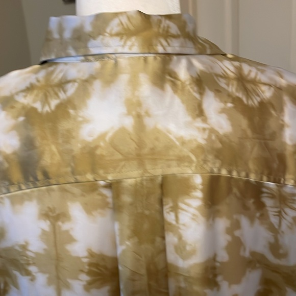 Beautiful silky, button-down, dress blouse, in a gorgeous print - Picture 4 of 5